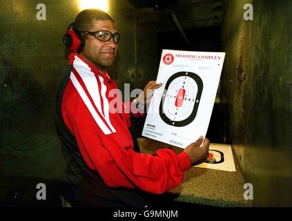 Colin Charvis dei Lions britannici tiene in mano la sua scorecard, mentre alcuni dei Lions team trascorrono la giornata nella galleria di tiro Lone Ranger a Perth Foto Stock