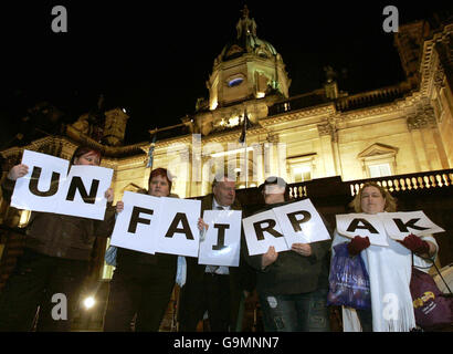 I clienti Farepak e il MP Jim Devine, che hanno formato il gruppo di protesta Unfairpak, durante una manifestazione all'esterno di una reception presso la sede centrale della Bank of Scotland a Mound, Edimburgo. Foto Stock