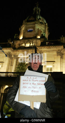 Il protestore di Farepak Jim Shields protesta con il gruppo Unfairpak, durante una dimostrazione all'esterno di una reception presso la sede centrale della Bank of Scotland a Mound, Edimburgo. Foto Stock