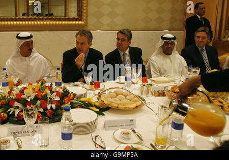 Il primo ministro britannico Tony Blair (secondo a sinistra) partecipa a un incontro di prima colazione con i leader aziendali a Dubai, Emirati Arabi Uniti. Foto Stock