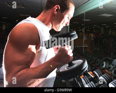 I membri della palestra si allenano in una palestra di Newcastle. Foto Stock