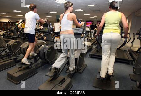 I membri della palestra si allenano in una palestra di Newcastle. Foto Stock