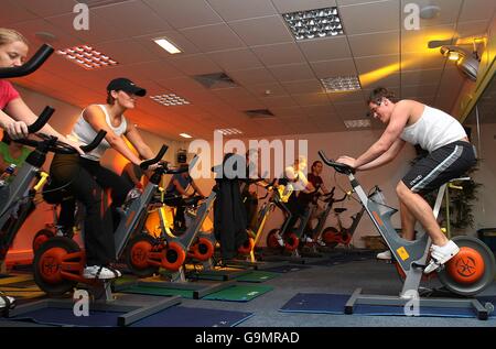 I membri della palestra si allenano in una palestra di Newcastle. Foto Stock