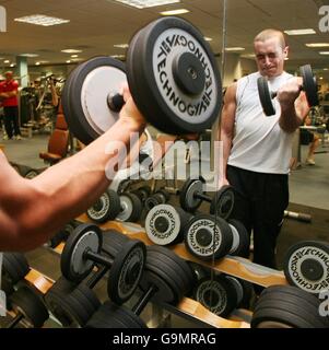 I membri della palestra si allenano in una palestra di Newcastle. Foto Stock