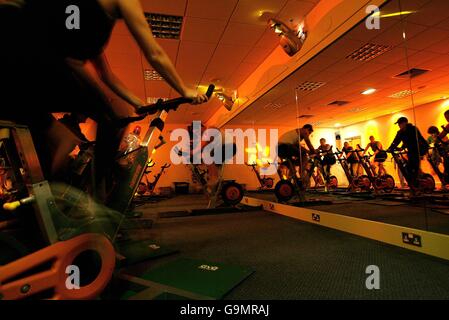 I membri della palestra si allenano in una palestra di Newcastle. Foto Stock