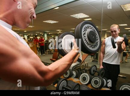 Funzione di integrità. I membri della palestra si allenano in una palestra di Newcastle. Foto Stock