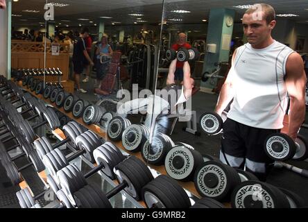 I membri della palestra si allenano in una palestra di Newcastle. Foto Stock