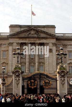 L'Union Jack vola a metà palo a Buckingham Palace a Londra come segno di rispetto per la morte dell'ex presidente degli Stati Uniti Gerald Ford. Foto Stock