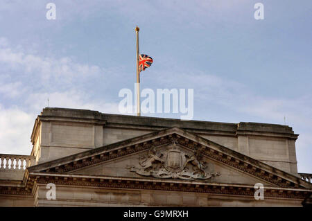 L'Union Jack vola a metà palo a Buckingham Palace a Londra come segno di rispetto per la morte dell'ex presidente degli Stati Uniti Gerald Ford. Foto Stock