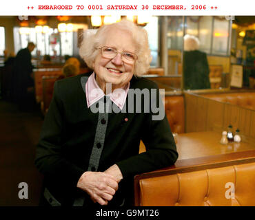 Constantine (Connie) Brown, 99, da Pembroke in Galles, raffigurato il 20/12/06 con il nuovo emblema progettato per essere indossato sui capi di abbigliamento di tutti i giorni dei destinatari di onorificenze che è stato annunciato oggi dal governo - possono essere indossati da coloro che sono stati nominati GBE, DBE, KBE, CBE, OBE, MBE o che detengono la medaglia dell'Impero britannico. Foto Stock