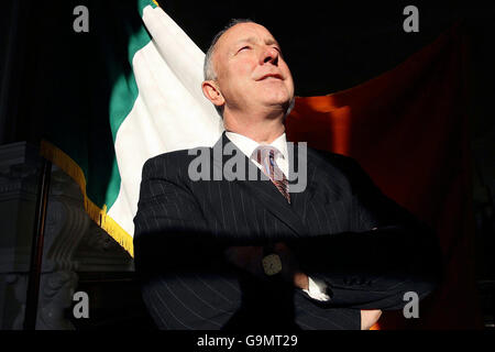 Il Ministro degli esteri irlandese Dermot Ahern si occupa di un'intervista nel suo ufficio di Dublino presso il Dipartimento degli affari esteri il 26 dicembre 2006. Foto Stock