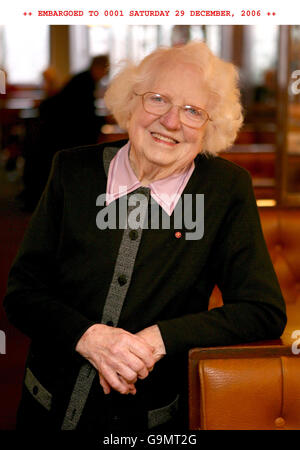 Constantine (Connie) Brown, 99, da Pembroke in Galles, raffigurato il 20/12/06 con il nuovo emblema progettato per essere indossato sui capi di abbigliamento di tutti i giorni dei destinatari di onorificenze che è stato annunciato oggi dal governo - possono essere indossati da coloro che sono stati nominati GBE, DBE, KBE, CBE, OBE, MBE o che detengono la medaglia dell'Impero britannico. Foto Stock