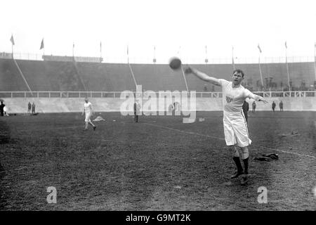 Atletica - Giochi Olimpici di Londra 1908 - Discus - Città Bianca. Martin Sheridan, USA, medaglia d'oro Foto Stock