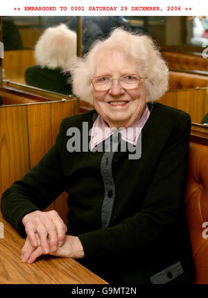 Constantine (Connie) Brown, 99, da Pembroke in Galles, raffigurato il 20/12/06 con il nuovo emblema progettato per essere indossato sul quotidiano abbigliamento di destinatari di onori che è stato annunciato dal governo a. Foto Stock