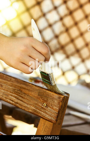 Pittura a mano con pennello il background di legno della sedia e tavolo Foto Stock