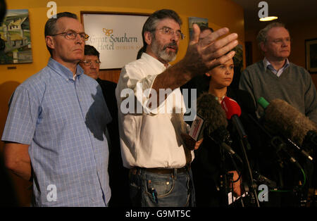 Gerry Adams si muove a sostegno PSNI Foto Stock