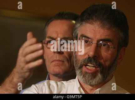 Gerry Adams si muove a sostegno PSNI Foto Stock