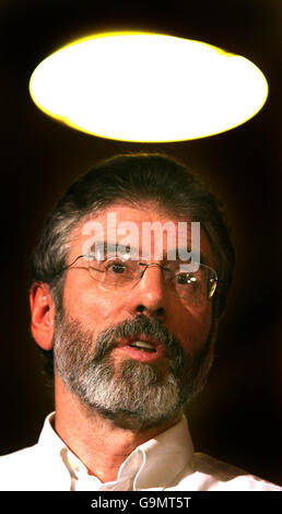 Gerry Adams di Sinn Fein parla dopo un incontro con Ard Chomhairle del partito oggi dopo aver accettato di tenere una conferenza speciale di partito per discutere la questione del supporto per il PSNI. Foto Stock