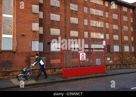 Foto di decadimento urbano. Appartamenti a bordo nella zona Armley di Leeds. Foto Stock