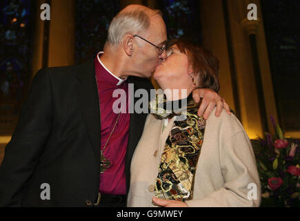 Il Vescovo di Connor, il Rt Rev. Alan Harper, bacia sua moglie Helen, dopo che fu eletto per succedere all'Arcivescovo Robin Eames come nuovo primate della Chiesa d'Irlanda, nella Cattedrale di San Patrizio, a Dublino. Foto Stock