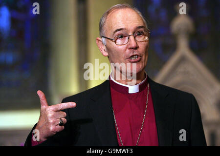 Il Vescovo di Connor, il Rt Rev. Alan Harper, dopo essere stato eletto per succedere all'Arcivescovo Robin Eames come nuovo primate della Chiesa d'Irlanda, nella Cattedrale di St Patrick, Dublino. Foto Stock