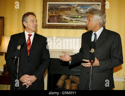 Il primo ministro britannico Tony Blair (sinistra) e il primo ministro francese Dominique de Villepin parlano ai media durante una conferenza stampa alla Downing Street 10 di Londra. Foto Stock