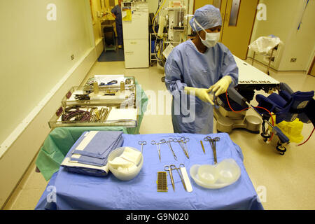 Il personale del teatro operatorio si prepara per una resezione anteriore laparoscopica su un paziente presso il Royal Hampshire County Hospital di Winchester, Hampshire. Foto Stock