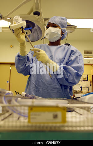 Il personale del teatro operatorio si prepara per una resezione anteriore laparoscopica su un paziente presso il Royal Hampshire County Hospital di Winchester, Hampshire. Foto Stock