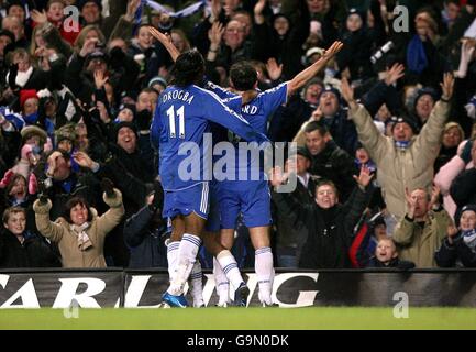 Calcio - Carling Cup - Semifinale - Chelsea / Wycombe Wanderers - Stamford Bridge. Frank Lampard di Chelsea celebra il suo obiettivo davanti ai fan. Foto Stock