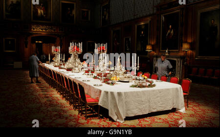 Un servizio di cena composto da argento vittoriano è spolverato da membri del personale addetto alle pulizie nella camera di Waterloo, presso il Castello di Windsor. Foto Stock