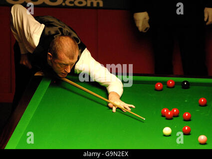 Steve Davis in azione durante la sua partita contro Jamie Burnet durante il campionato britannico di snooker di Maplin allo York Barbican Center, York. Foto Stock