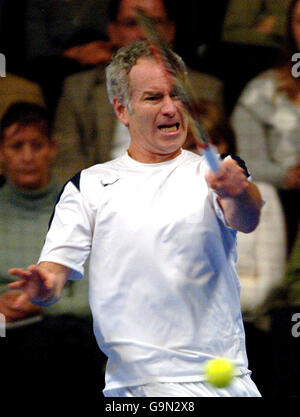 Tennis - Masters Blackrock - Royal Albert Hall. John McEnroe degli Stati Uniti in azione contro Marcelo Rios durante i Blackrock Masters alla Royal Albert Hall di Londra. Foto Stock