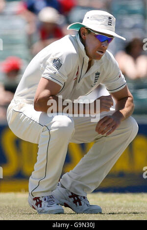 Ashley Giles in Inghilterra durante il primo giorno della partita del Tour al W.A.C.A. Ground, Perth, Australia. Foto Stock