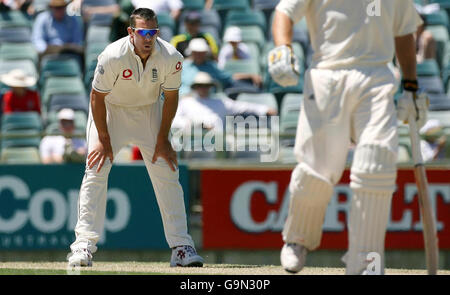 Ashley Giles in Inghilterra durante il primo giorno della partita del Tour al W.A.C.A. Ground, Perth, Australia. Foto Stock