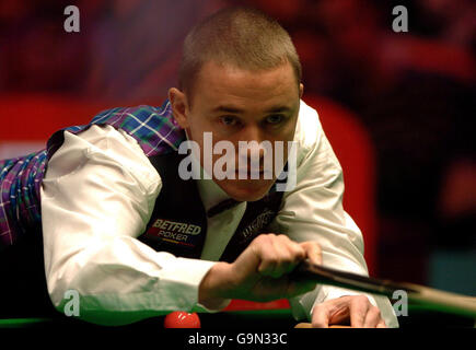 Stephen Hendry in azione contro Dave Harold durante il campionato britannico di snooker di Maplin allo York Barbican Center di York. Foto Stock