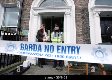 Gardai pattuglia la sede centrale della Football Association of Ireland (fai) a Dublino, dopo che è stato preso di mira in un attacco di un arson sospetto. Foto Stock