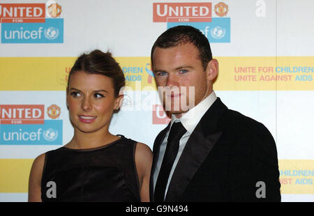 Wayne Rooney e Coleen Mcloughlin arrivano all'United per la cena Unicef a Old Trafford, Manchester. Foto Stock