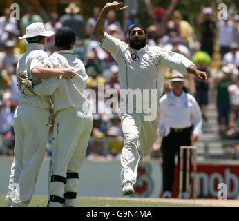 Monty Panesar (a destra) in Inghilterra celebra il licenziamento di Matthew Hayden in Australia con i compagni di squadra Paul Collingwood (a sinistra) e Geraint Jones durante il terzo giorno del terzo Test match al WACA di Perth, Australia. Foto Stock