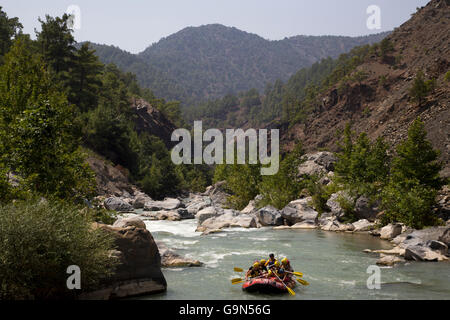 Il Rafting sul fiume Dalaman, Mugla. Vista incredibile e la natura dello sfondo. Foto Stock