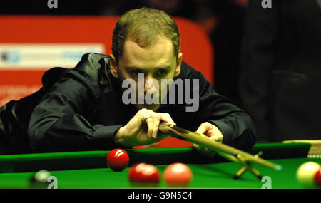 Graeme Dott al tavolo durante la sua semifinale contro Stephen Hendry al Maplin UK Snooker Championships semi-finale allo York Barbican Center, York. Foto Stock