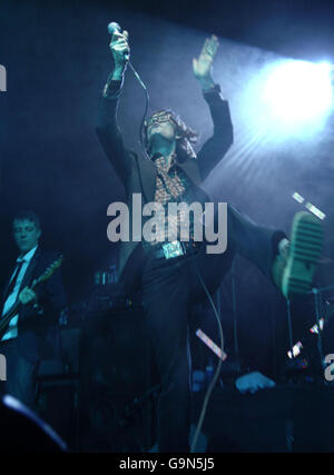 Jarvis Cocker si esibisce al Roundhouse, Chalk Farm, a nord di Londra, sabato 16 dicembre 2006. Foto Stock