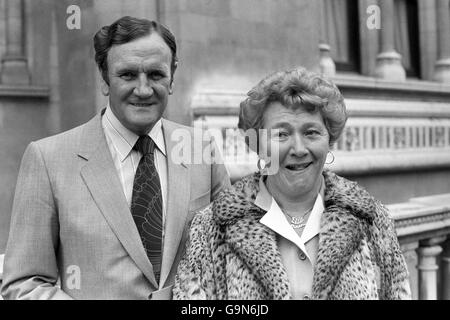 L'ex manager inglese Don Revie (l) e sua moglie Elsie (r) fuori dall'High Court di Londra, dove appariva per contestare il divieto della fa a lui di gestire in Inghilterra Foto Stock