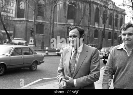 L'ex manager inglese Don Revie (l) arriva all'High Court di Londra, dove appariva per sfidare il divieto della fa di gestire in Inghilterra Foto Stock