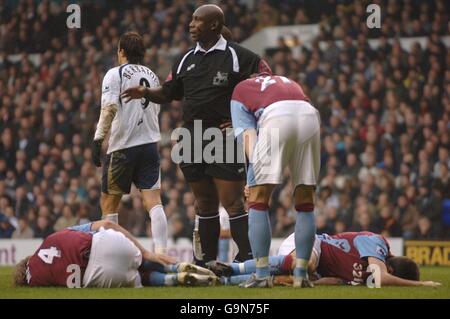 L'arbitro Uriah Rennie segnala al phsyio come Aston Villa Aaron Hughes e Olof Mellberg sono rimasti feriti sul pavimento Foto Stock