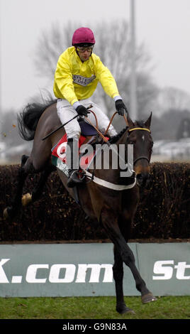 Jack the Giant guidato da Tom Doyle salta l'ultimo nel Stan James Wayward Lad Novices 'Steeple Chase presso l'ippodromo di Kempton Park. Foto Stock