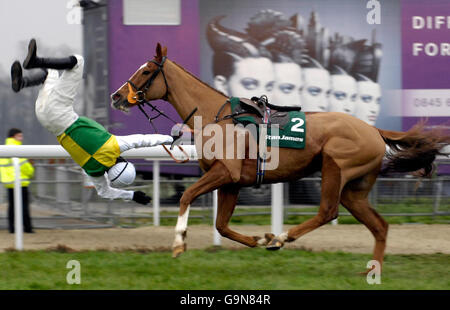 Corse - Kempton Park - Desert Orchid Memorial Day. Armaturk, sfila il suo pilota Sam Thomas dopo aver colpito una recinzione durante il Desert Orchid Steeple Chase al Kempton Park racecourse. Foto Stock