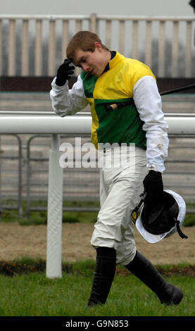 Corse - Kempton Park - Desert Orchid Memorial Day. Sam Thomas cammina fuori dal campo dopo essere caduti da Armaturk, durante il Desert Orchid Steeple Chase al kempton Park racecourse. Foto Stock