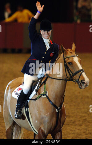 Zara Phillips - British Team equestre 2006 vincitori di medaglie Parade Foto Stock