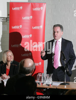 Il primo ministro scozzese Jack McConnell (a destra) è guardato dall'MSP Cathy Jamieson (a sinistra) mentre parla agli MSP e ai candidati durante il suo briefing al Partito laburista scozzese al Corn Exchange di Edimburgo. Foto Stock