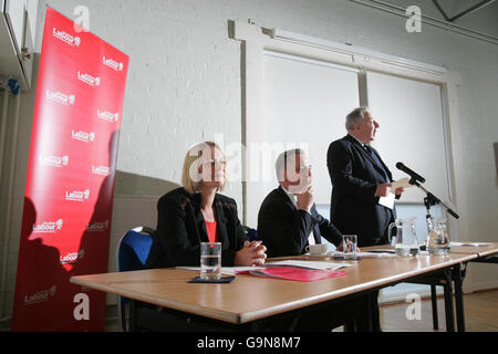 L'MSP Cathy Jamieson (a sinistra) siede con il primo ministro scozzese Jack McConnell (al centro) e vicepresidente della squadra elettorale scozzese del lavoro George Foulkes (a destra) prima del discorso di McConnell agli MSP e ai candidati del partito laburista scozzese, al Corn Exchange di Edimburgo. Foto Stock